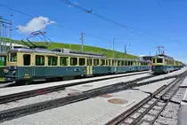 Auf der Lauterbrunner-Seite verkehren in den Sommermonaten die BDhe 4/4 Pendel jeweils mit 2 Steuerwagen. Am 04.07.2016 warten die beiden Pendel Nr. 108 + 110 auf der kleinen Scheidegg auf den R�ckreiseverkehr. 
