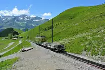 Am 04.07.2016 verkehrte der BDeh 4/4 Nr. 109 mit 2 beladenen Kippwagen zur kleinen Scheidegg. Das Baumaterial wird f�r den Ausbau eines Abstellgleises der JB. Das Bild entstand zwischen Wengernalp und kleine Scheidegg.