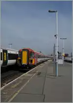 Ein Gatwick-Express Richtung Flughafen fährt ohne Halt durch den am meisten Betrieb aufweisendne Bahnhof Clapham Junction. 
21. April 2016