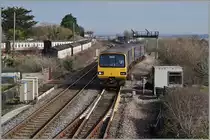 Ein Regionalzug nach Paignton, bestehend aus zwei Class 143 Triebzügen verlässt Dawlish Warren. 
19. April 2016