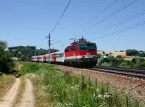 Die 1142 613 mit einem REX nach Linz am 10.07.2016 unterwegs bei Taufkirchen a. d. Pram.