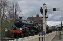 Die prächtige 73 082 2-D-1 Dampflok der Bluebell Railway wartet in Sheffield Park auf die Abfahrt nach East Grinstead mit Halt in Horsted Keynes und Kingscote.
23. April 2016