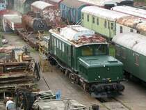 E94 088 und Kessel der 86 348 auf dem Gel�nde der GES in Kornwestheim. An der Feuerb�chse des Kessels wird gearbeitet. Handelt es sich bei der E94 um eine ex �BB? Die L�ftungsgitter an den Vorbauten sehen so anders aus. 3.4.07