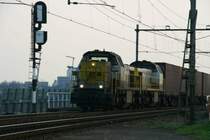 7776 und 7783 verlassen mit einem Containerzug die Rheinbr�ck von Nijmengen: 31.03.2007