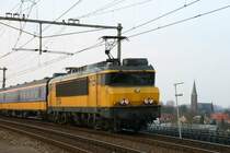 1774 schiebt einen Nahverkehrszug von Nijmengen nach Arnheim und wird in kurzer Zeit die Station Lent anfahren; 31.03.2007