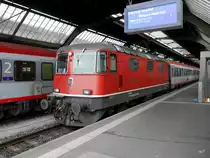 SBB - Re 4/4  11136 mit EC im HB Zürich am 29.06.2016