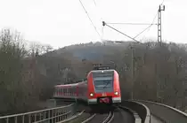 Wegen des Kölner Karnevals fuhren an diesem Tag zusätzliche Fahrten in und um Köln.
So wie dieser zusätzliche RE 9 der aus zwei 423ern der S-Bahn Köln gebildet war.
Unweit des Haltepunkts Blankenberg (Sieg) wurde dieser Zug am 20. Februar 2012 abgelichtet.