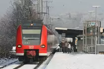 425 092 und 425 106 halten als RB 48 im winterlichen Bahnhof Köln West.
Mittlerweile wird diese Leistung durch National Express gefahren.
Aufnahmedatum: 26.11.2010
