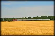 Eine 120 mit dem IC 2383 von Berlin Hbf (tief) nach Leipzig Hbf. Zwischen Delitzsch und Zschortau, am 10.07.2016