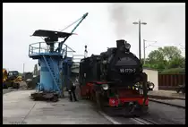 Szene am 25.5.2016 in Freital Hainsberg: Die Zeit während der Bekohlung nutzt der Lokführer zur Durchsicht seiner 991771.