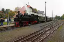 Bahnhof Elend am 17.10.2015. Auf Gleis 1 wartet 99 5901 mit IG HSB-Sonderzug auf die Kreuzung mit einem planmäßigen Triebwagen.