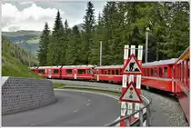 R1452 oberhalb Litzirüti. Nur hier verläuft die Strasse ein kurzes Stück parallel zur Bahnlinie. (06.07.2016)