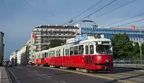 Auch in den Sommerferien 2016 gibt es Einsatz auf der Straßenbahnlinie 31 für die E1, am 11.07.2016 waren sogar drei Kurse damit unterwegs, wie hier E1 4791 + c4 1311 auf der Augartenbrücke aufgenommen. 