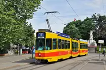 Be 4/8 223, auf der wegen einer Innerstadt Sperrung umgeleiteten Linie 17, bedient die Haltestelle Denkmal. Die Aufnahme stammt vom 06.07.2016. 