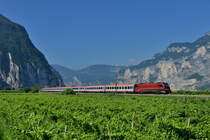 1216 018 mit EC 88 am 09.07.2016 bei Salurn. 