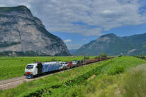 EU43 008 mit einem Güterzug am 09.07.2016 bei Salurn. 