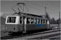 Erst beim Bearbeiten ist mit das Spiegelbild des Bhe 2/4 203 aufgefallen. Um dieses etwas hervorzuheben zeige ich vom Bild ID 952 489 hier die bunte S/W Variante: 
Der Bhe 2/4 204 und der Bhe 2/4 203 als Spiegelbild zeigen sich in Glion.
3. Juli 2016  