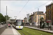 . Kurz vor der Tunnelstrecke -

Nach dem Halt an der Haltestelle Muggenberg im Osten von Antwerpen wird die Linie 8 im Tunnel verschwinden, während die ebenfalls hier verkehrende Linie 24 weiter oberirdisch den selben Weg nimmt. Im Bild ein HermeLijn-Straßenbahnwagen, die weitgehend dem Dresdener NGT6DD entsprechen.

19.06.2016 (M)