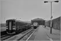 Auch in Cornwall herrscht nicht immer eitel Sonnenschein, wäre es sonst dort so üppig Grün? Der First Great Western Class 153 Super Sprinter DMU 153 370 verlässt Penzance Richtung St Ives.
22. April 2008