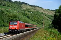 Angeblich ist das Einsatzende der MODUS-Wagen auch schon absehbar - deswegen sollen sie hier auch nochmal verewigt werden: Am 03. August 2013 bestand RE 4614 aus den besagten Wagen und wurde von der Nürnberger 146 240 nach Frankfurt am Main gezogen. Aufgenommen bei Gambach im Maintal.