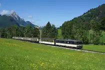 Die GDe 4/4 6004 zieht am 03.07.2016 den R 2216 von Gruben Richtung Schönried.