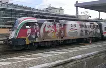 ES 64 U2 021 (91 80 6182 521-5-D-DISPO) steht mit dem IC 2082 Königssee, Berchtesgaden - Hamburg-Altona, an den in Augsburg die Wagen des IC 2084 Nebelhorn, Oberstdorf - Hamburg-Altona, angehängt wurden, zur Abfahrt bereit (Augsburg, 13.02.2016).