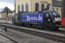 Nach einem kurzen Halt im Augsburger Hauptbahnhof hat ein Containerzug, am 13.02.2016 gezogen von ES 64 U2 015 (91 80 6182 515-7-D-DISPO) freie Fahrt erhalten. Aufnahme entstand vom Ende des zwischen Gleis 2 und 3 liegenden Bahnsteigs.