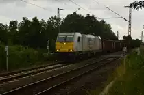 Mit Eos am Haken kommt die ECR E186 178-0 am Bü bei Tilmeshof gen Krefeld fahrend.
Mittwoch den 13.7.2016
