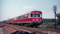 Schon wieder kein Dampfzug - das war mein erster Gedanke, als ich diesen Nachschuss auf den damals fast noch nagelneuen 624 642-5 bei meinem ersten Besuch der Emslandstrecke zwischen Rheine und Salzbergen am 31.08.1974 machte. In meiner jugendlichen Naivität war ich völlig auf die 012, 042, 043 und 044 fixiert und strafte die meisten Dieseltriebwagen, 212, 220 mit Missachtung...