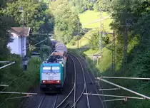 Die Cobra 2822 kommt die Gemmenicher-Rampe hochgefahren aus Aachen-West mit einem langen Audi-VW-Zug aus Osnabrück nach Kortenberg-Goederen(B) und fährt gleich in den Gemmenicher-Tunnel hinein und fährt in Richtung Montzen/Vise(B). 
Aufgenommen in Reinartzkehl an der Montzenroute.
Bei Sommerwetter am Abend vom 14.7.2016.
