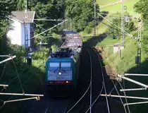 Die Cobra 2834  kommt die Gemmenicher-Rampe hochgefahren aus Aachen-West mit einem Schrottzug aus Köln-Kalk(D) nach Genk-Goederen(B) und fährt gleich in den Gemmenicher-Tunnel hinein und fährt in Richtung Montzen/Vise(B). Aufgenommen in Reinartzkehl an der Montzenroute. 
Bei Sommerwetter am Abend vom 14.7.2016.