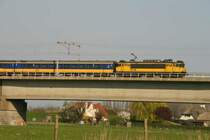 1774 zieht einen Nahverkehrszug �ber die Rheinbr�cke bei Nijmengen; 01.04.2007