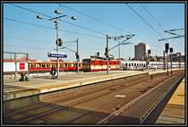 Eine 371 rollt mit dem EuroCity46  Berlin-Warszawa-Express  von Warszawa Wschodnia in den Hauptbahnhof Berlin ein.