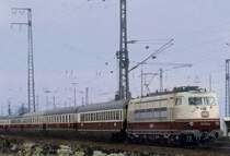 Eigentlich sollte ein VT11 kommen, daf�r kam ein lokbespannter Ersatzzug. 103 178 vom Bw HH-Eidelstedt vor dem TEE 26  Prinz Eugen  Wien-Hannover passiert gerade den Rbf Hagen-Vorhalle Ri. Dortmund. (Das Negativ ist nicht mehr ganz frisch)
Aufn. 1977