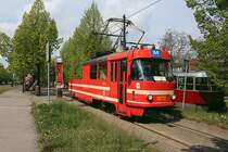 Prag Arbeitswagen 5572 in der Ulice Chotkova im Verlauf der Linie 22 oberhalb des Hradschin, 03.05.2016.