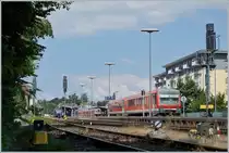 Obwohl Friederichshafen Stadt (noch) keine Fahrleitungsanlage aufweisst, gibt es doch genügend Pfosten und Masten welche die Sicht auf die Züge einschränken könne.
Im Bild der von Lindau in Friedrichshafen Stadt einfahrende VT 628 als RB 22714, im Hintergrund zwei VT 611 und zwei BOB VT 650.
(Hinwwis: Das bild entstand am Bahndamm von einer öffentlich zugängien Treppe aus) 
16. Juli 2016