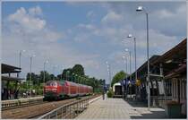 Die DB V 218 436-4 erreicht mit ihrem IRE 4225 von Stuttgart nach Lindau den Halt  Meckenbeuren. Neben dem recht vielfälltigen Betrieb gefielen mir in Meckenbeuren besonders die Bahnsteiglampen.
16. Juli 2016