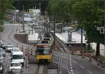 . Ein neue Haltestelle für die Stuttgarter Wilhelma -

Fast fertig ist die direkt am Haupteingang zur Wilhelma liegende neue Haltestelle der Linie U14. Die bisherige Station muss aufgrund des Rosenstein-Straßentunnels aufgegeben werden. Im Hintergrund ist die Tunnelbaustelle und der Zugang zur alten Haltestelle erkennbar. Durch die Verlegung der viel befahrenen B10 in den Tunnel, ergibt sich die Möglichkeit der Neugestaltung des Bereiches zwischen der Wilhelma und der Schiffsanlegestelle am Neckar. Es wird hier lediglich eine dreispurige Straße verbleiben mit weniger Autos und dafür wird es mehr grün geben.

16.07.2016 (M)