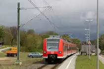 425 069 wurde vom Duisburger Flügelzug in Lindern abgekuppelt und setzte seine Fahrt nach Heinsberg fort.
Das Flügelzugprinzip auf der RB 33 klappt meinen Beobachtungen nach bisher sehr gut.
Aufnahmedatum: 27.04.2016
