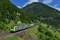 Re 485 003 + Re 486 504 mit einem Containerzug am 16.07.2016 oberhalb von Wassen. 