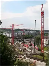 Ab hier wird es irgendwann auf neuen Gleisen bis Ulm gehen -

Der Bahnhof Feuerbach wird immer mehr zur Großbaustelle. Über ein Rampe werden in Zukunft die Züge zum Stuttgarter Hbf hier im Tunnel verschwinden und manche davon auf neuen Gleisen bis Ulm weiter fahren. Nach vorbereitenden Arbeiten beginnen jetzt die richtigen Arbeiten an der Rampe und dem Teilstück des Tunnels in diesem Bereich.

Am vergangen Samstag wurden die S-Bahnen ohne halt hier über die Fernbahngleise umgeleitet und weitere Baukräne aufgebaut. Ein Teilstück für den rechten Bahnkran schwebt gerade über die S-Bahngleise.

16.07.2016 (M)