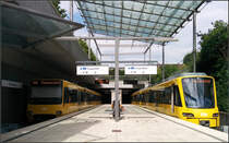 Schatten und Sonnenlicht -

Die Endhaltestelle der Stuttgarter Stadtbahnlinie U6 in der Nachbarstadt Gerlingen sieht heute so aus. Vergleiche dazu das Bild von Horst Lüdicke der früheren Straßenbahnhaltestelle nicht weit von hier.

http://www.bahnbilder.de/bild/deutschland~strassenbahn~stuttgart-keine-stadtbahn/845646/gt4-436-und-ein-weiterer-gt4.html

1997 ging diese teilweise nach oben offene Station und der dreigleisige Tunnel (Abstellanlage) in Betrieb. Ein angedachte oberirdische Führung der Stadtbahn in Gerlingen hätte zu zahlreichen Häuserabbrüchen geführt. Die Stuttgarter Stadtbahnwagen brauchen einen Mindestradius von 50 Meter. Die Kölner B-Wagen kommen mit 25 Meter aus.

Hier auch ein Vergleich der modernisierten älteren Stadtbahnwagen links mit der neuesten Generation (Stadler Tango) rechts. Die neuen Wagen wirken nicht mehr so klobig.

16.07.2016 (J)