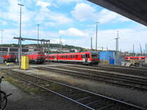 628 905 218 412 und 218 427 abgestellt vor einer Fahrzeughalle im Ulmer Hauptbahnhof.

 Das Bild entstand von der öffentlich zugänglichen Schillerstraße in Ulm, wo man nahezu perfekte Sicht auf die Fahrzeughalle hat. 


15.06.16