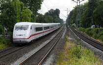 Wegen einer baustellenbedingten Streckensperrung zwischen Solingen und Opladen wird der Wuppertaler Teil der ICEs Berlin - Köln von Wuppertal über Düsseldorf statt Solingen nach Köln geführt. So kommt auch die BR 402 auf die Erkrather Rampe. Im Bild 402 024 als ICE 652 Berlin - Köln bei Erkrath (18.7.16).