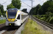 Da RE 4 und RE 13 zwischen Düsseldorf und Neuss wegen Bauarbeiten im Ferngleis die S-Bahn-Strecke benutzen müssen, werden sie bereits ab Wuppertal-Vohwinkel auf die S-Bahn-Gleise geleitet. So nähert sich ERB-ET 7.06 als RE 13 dem S-Bahnsteig in Erkrath. Aufnahme vom 18.7.16