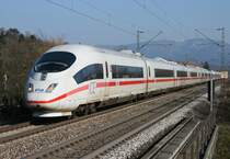 406 553 als ICE 104 (Basel SBB–Amsterdam Centraal) am 18.03.2016 in Teningen-Mundingen, aufgenommen vom Bahnsteigende