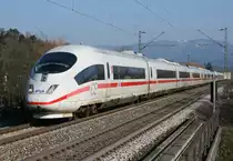 406 553 als ICE 104 (Basel SBB–Amsterdam Centraal) am 18.03.2016 in Teningen-Mundingen, aufgenommen vom Bahnsteigende