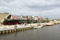 Vom 15.-17. Juli fand in Greifswald das Fischerfest statt. Aus diesem Grund gab es  Pendelfahrten zwischen Greifswald Hbf und Ladebow. Es fuhren 91 134 und 112 703-4 mit einem Historischen Wagenpark. Es gab nur kurze Momente wo die Sonne schien. der Zug bei einem Aufendhalt im Hafen von Greifswald.