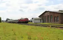 Es ist immer wieder ein Highlight, wenn der IC von Köln nach Seebad Heringsdorf auf die Insel Usedom am Wochenende fährt.
Hier am 16.07.16 IC 2423 von Seebad Heringsdorf nach Köln in Zinnowitz mit der 218 369-7.