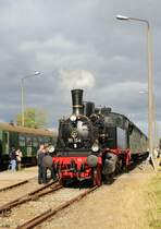 Vom 15.-17. Juli fand in Greifswald das Fischerfest statt. Aus diesem Grund gab es  Pendelfahrten zwischen Greifswald Hbf und Ladebow. Es fuhren 91 134 und 112 703-4 mit einem Historischen Wagenpark. Es gab nur kurze Momente wo die Sonne schien.
Hier der Zug in Ladebow bei einer kleinen Pause.